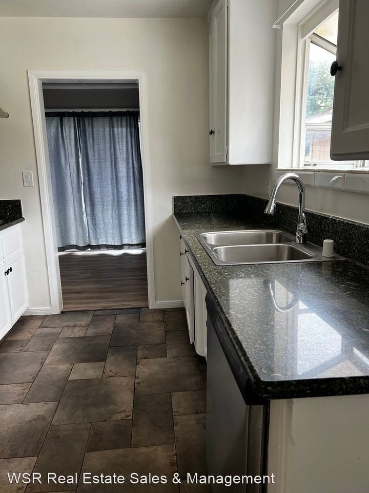 686 Hendrix Ave - Photo 3 of 12