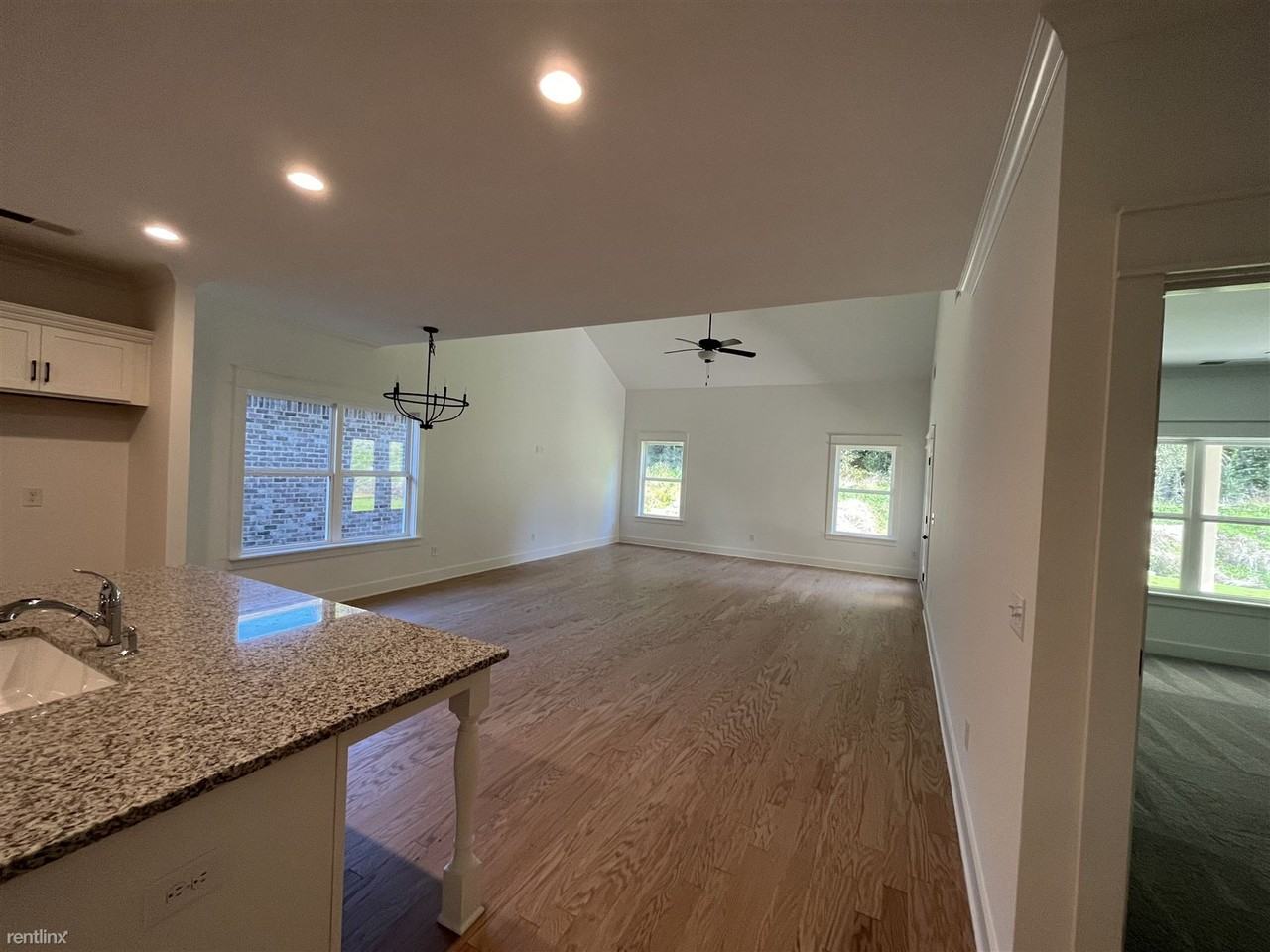 3915 Sydney Dr - Photo 3 of 23