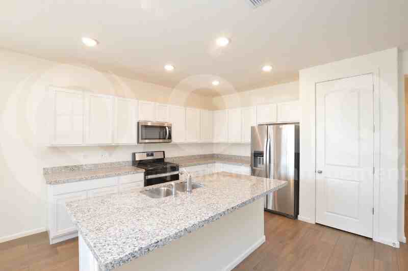 2025 N Thunderbird Ave - Photo 2 of 22