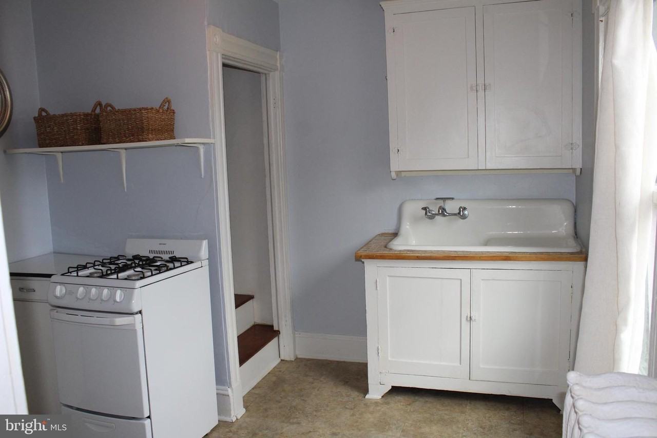 1004 Prince Edward St - Photo 2 of 4