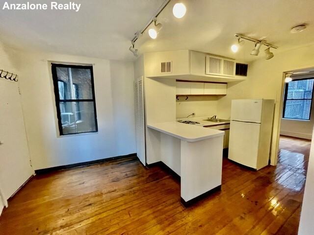 13 Charter St #2R - Photo 2 of 9