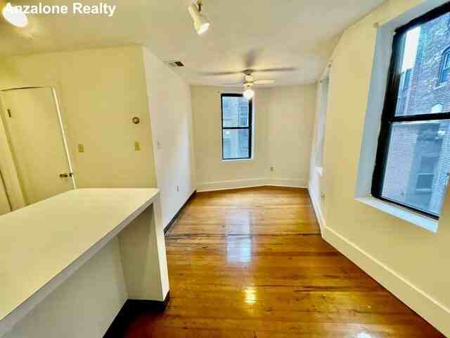 13 Charter St #2R - Photo 3 of 9