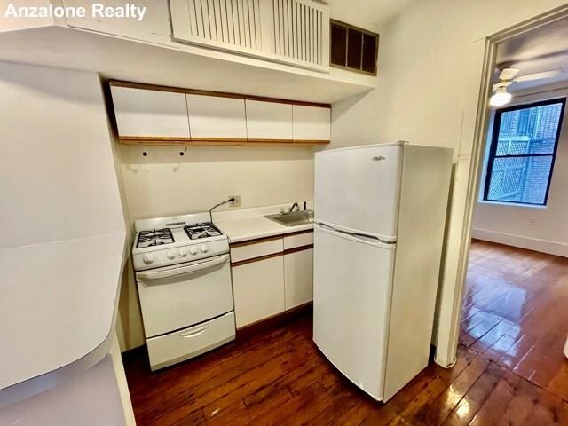 13 Charter St #2R - Photo 4 of 9