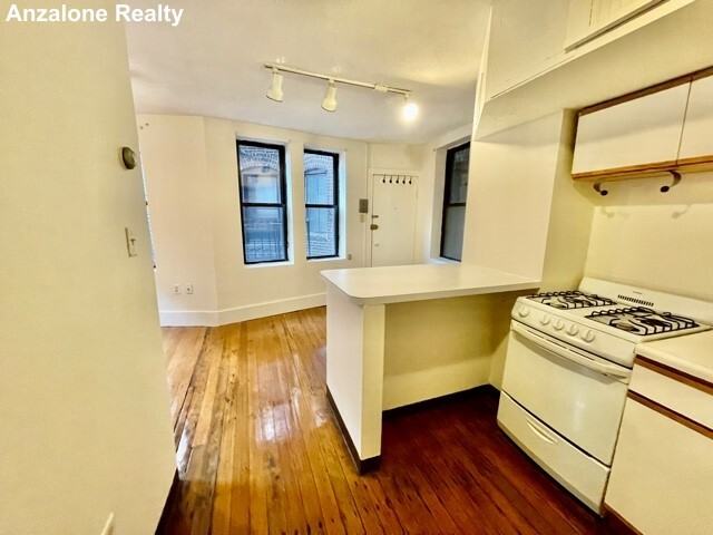 13 Charter St #2R - Photo 5 of 9