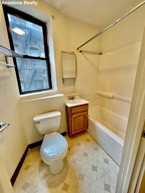 13 Charter St #2R - Photo 6 of 9