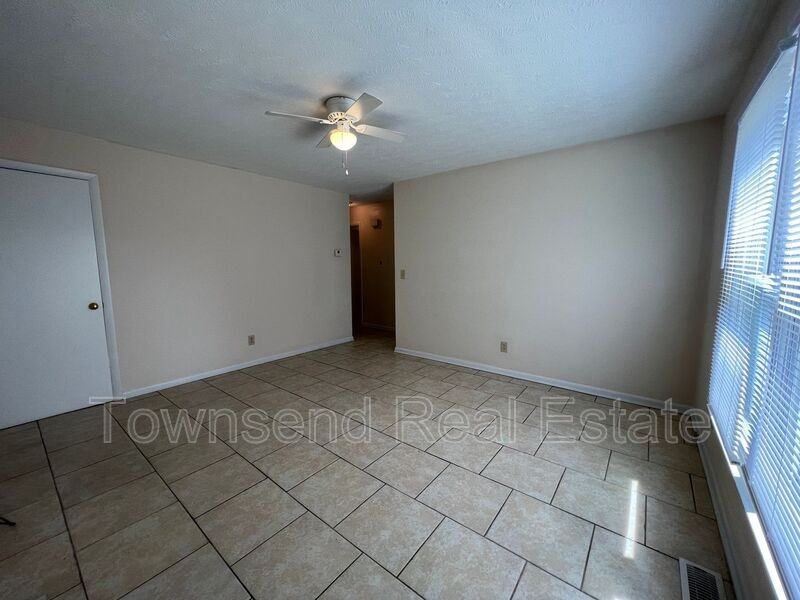 912 Emory Ct - Photo 2 of 9
