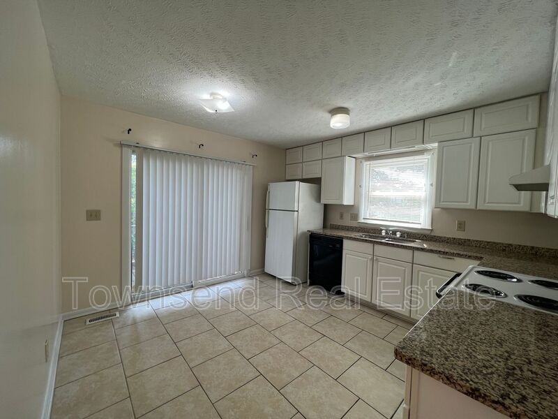 912 Emory Ct - Photo 3 of 9