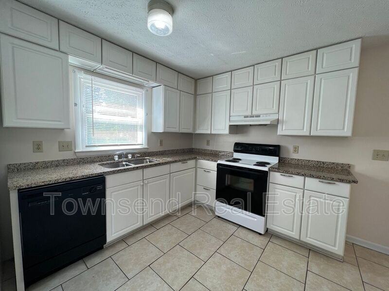 912 Emory Ct - Photo 4 of 9