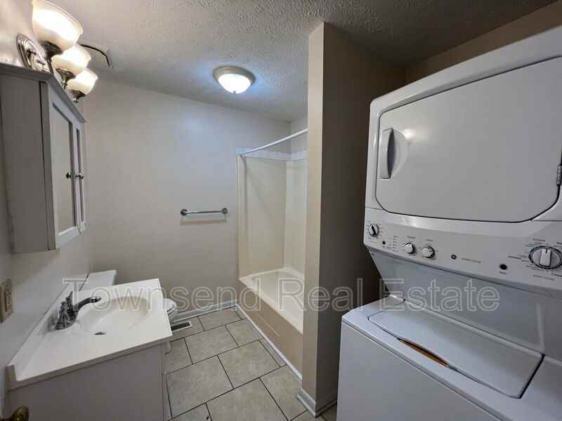 912 Emory Ct - Photo 5 of 9