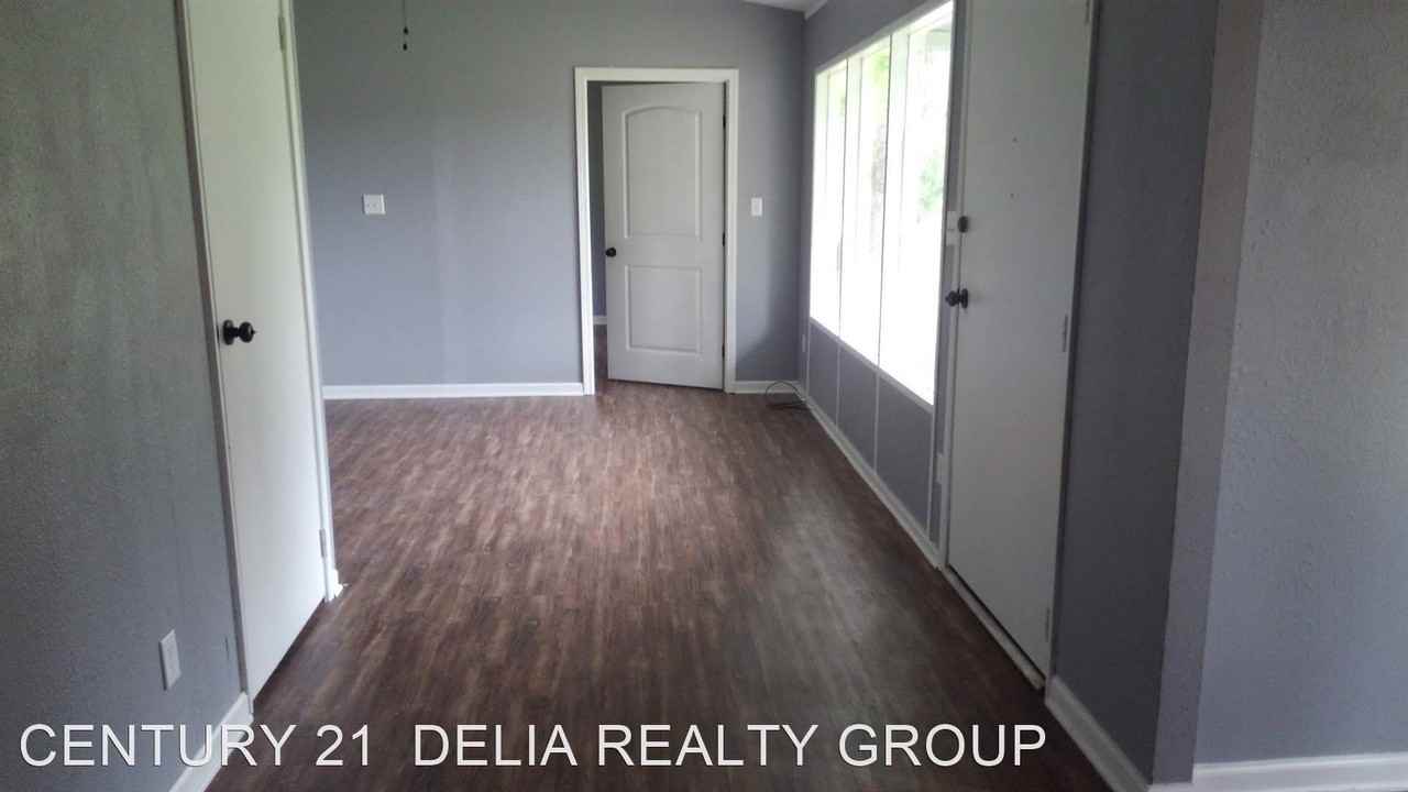 1005 Aaron St - Photo 2 of 8