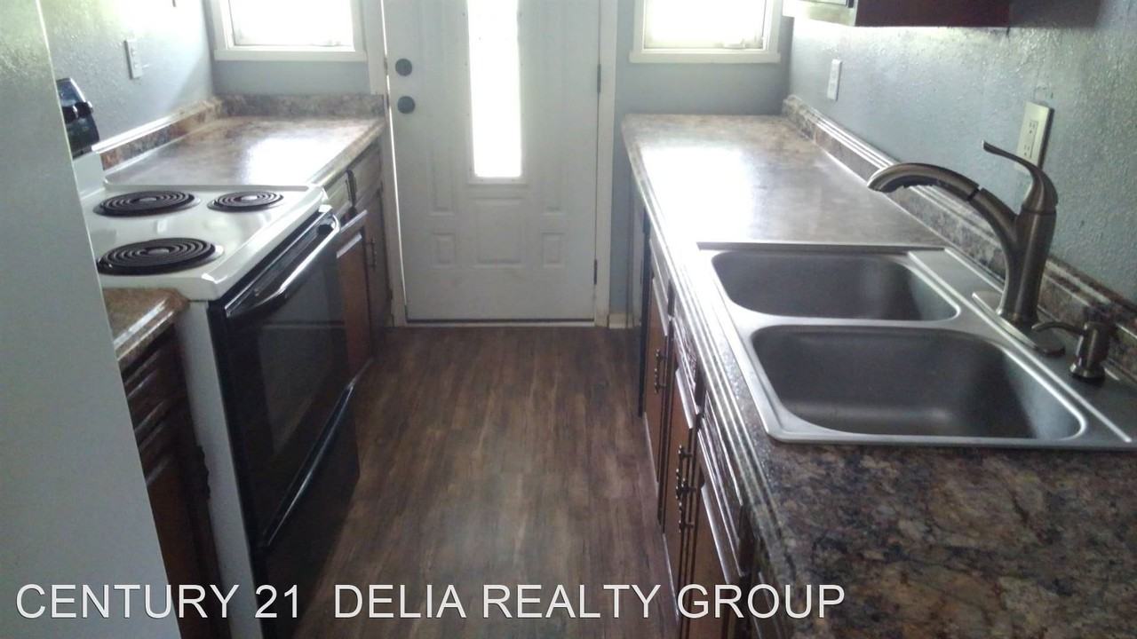 1005 Aaron St - Photo 3 of 8