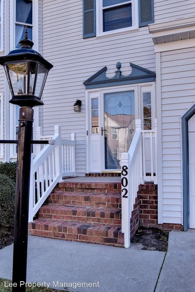 802 Marquette Ct - Photo 3 of 33