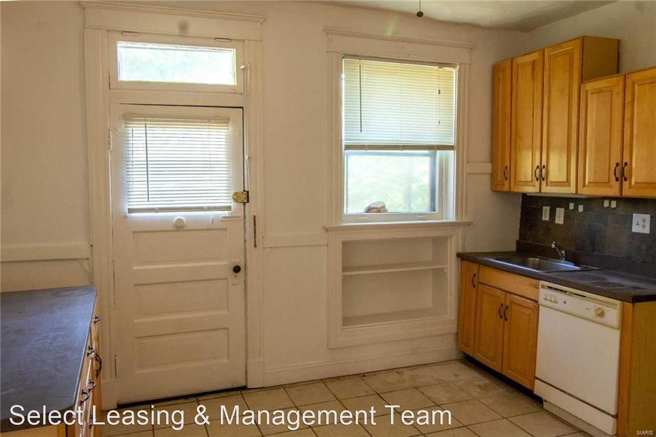 6009 Kingsbury - Photo 2 of 7