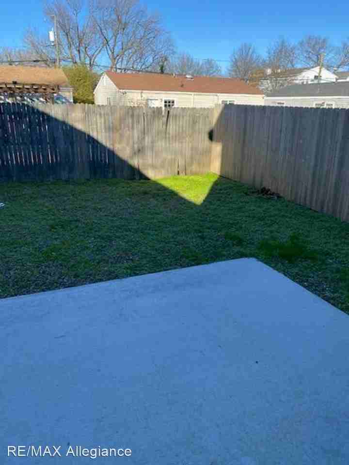 1308 W 40th St - Photo 3 of 20