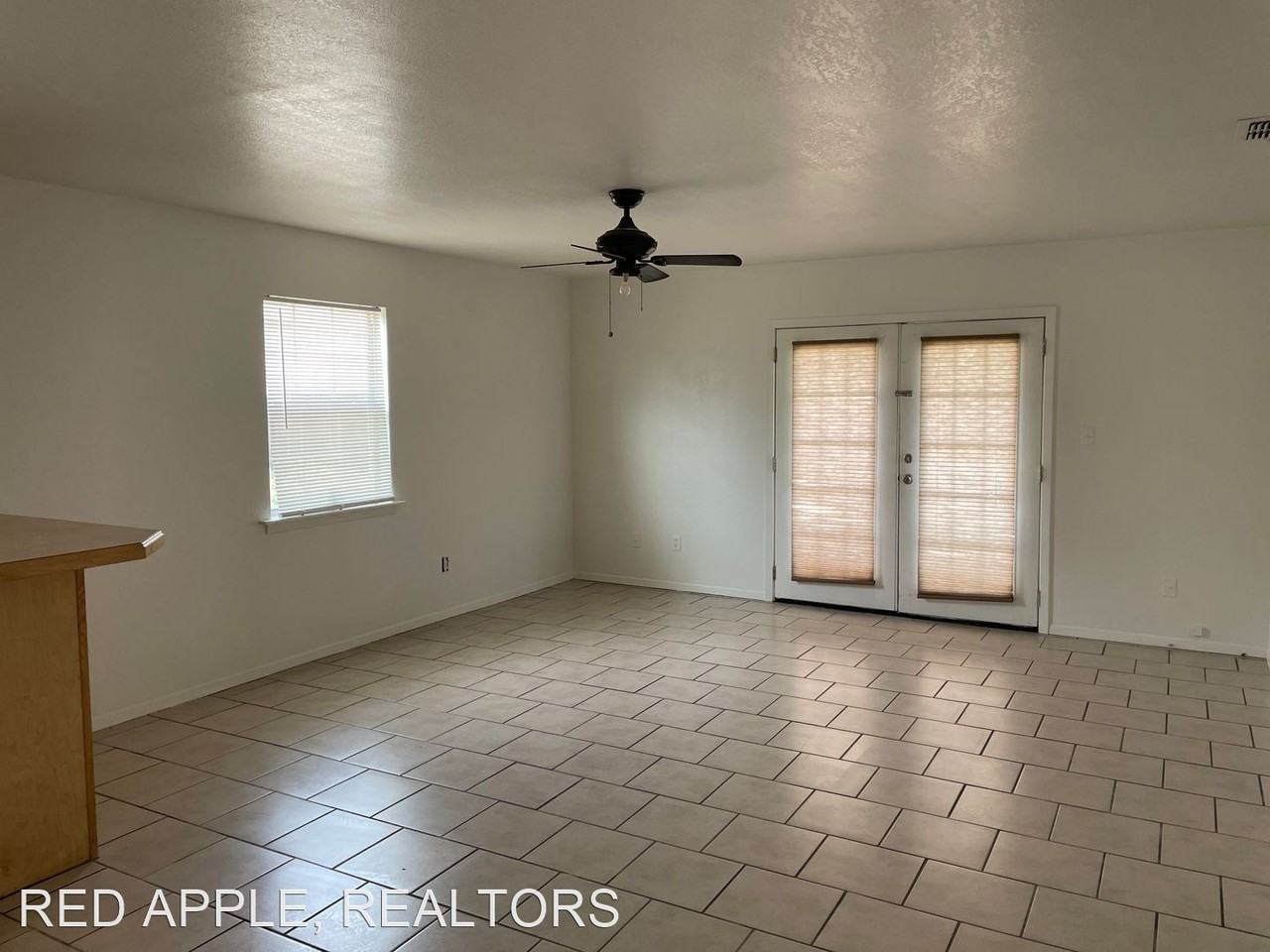 421 Sparrow Ln - Photo 3 of 12