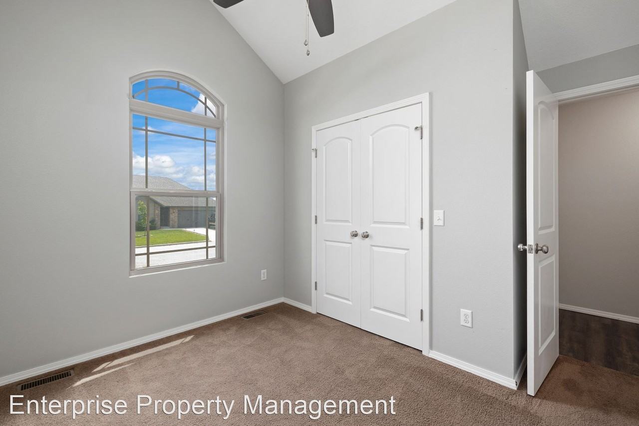 1219 S Calabria Ave - Photo 3 of 16