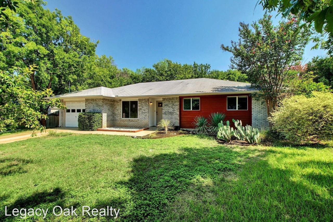 900 Aurora Cir - Photo 3 of 22