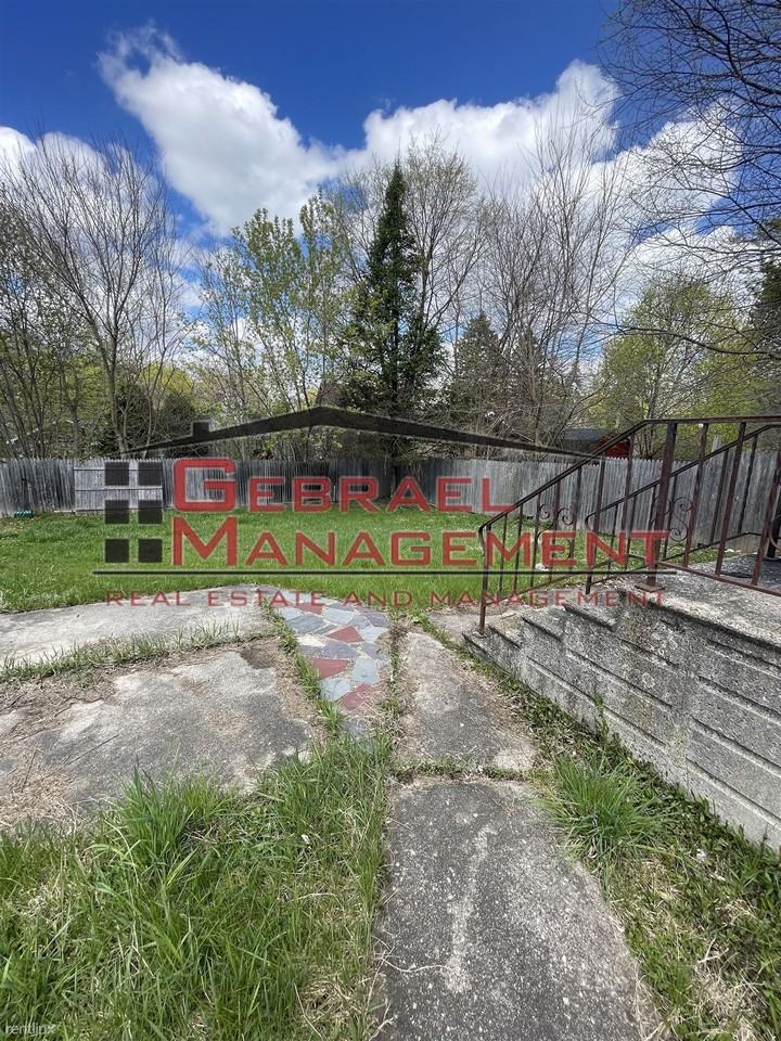 1727 Kentucky Ave - Photo 2 of 8