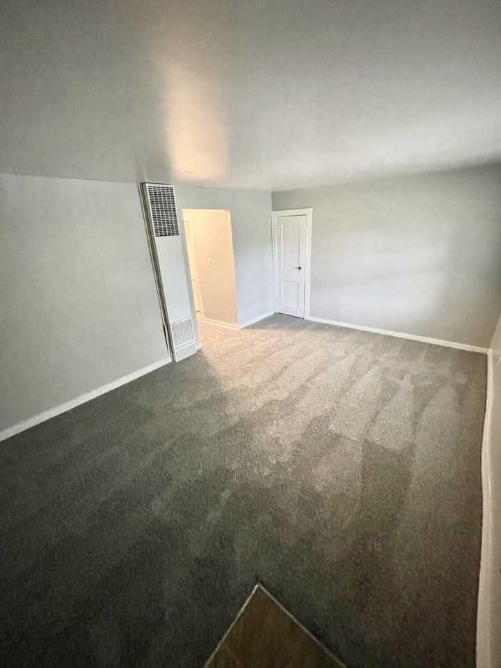 1323 Riverside Dr - Photo 3 of 12