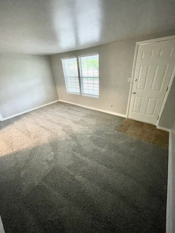 1323 Riverside Dr - Photo 2 of 12