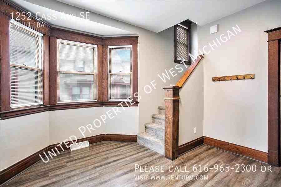 1252 Cass Ave Se - Photo 3 of 19