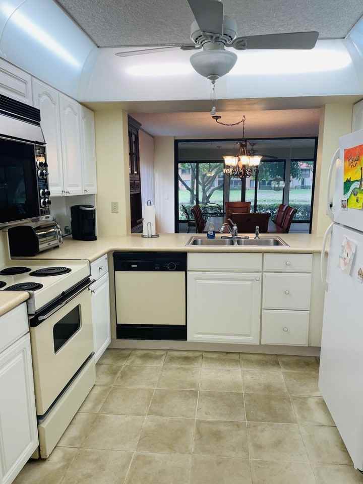 11296 Green Lake Dr - Photo 3 of 10