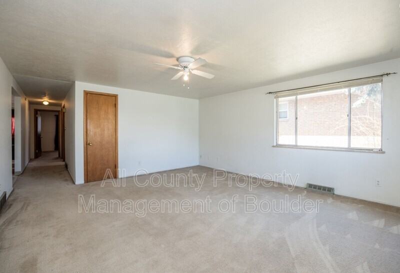 1517 Stuart St - Photo 2 of 16