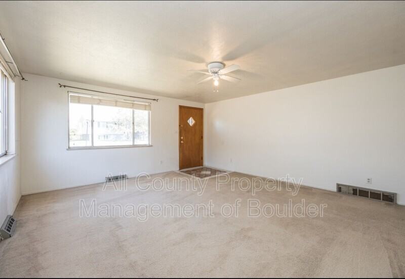 1517 Stuart St - Photo 3 of 16