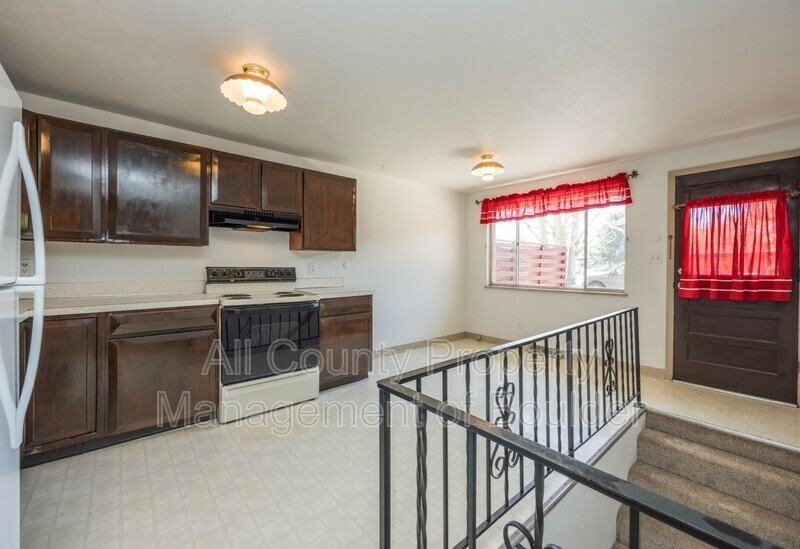 1517 Stuart St - Photo 5 of 16