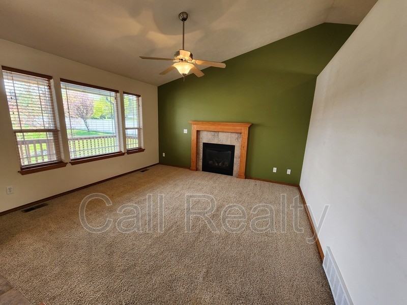 916 S Rees Ln - Photo 2 of 21