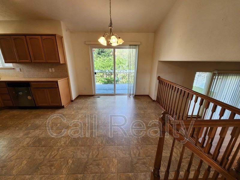 916 S Rees Ln - Photo 4 of 21