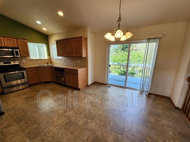 916 S Rees Ln - Photo 5 of 21