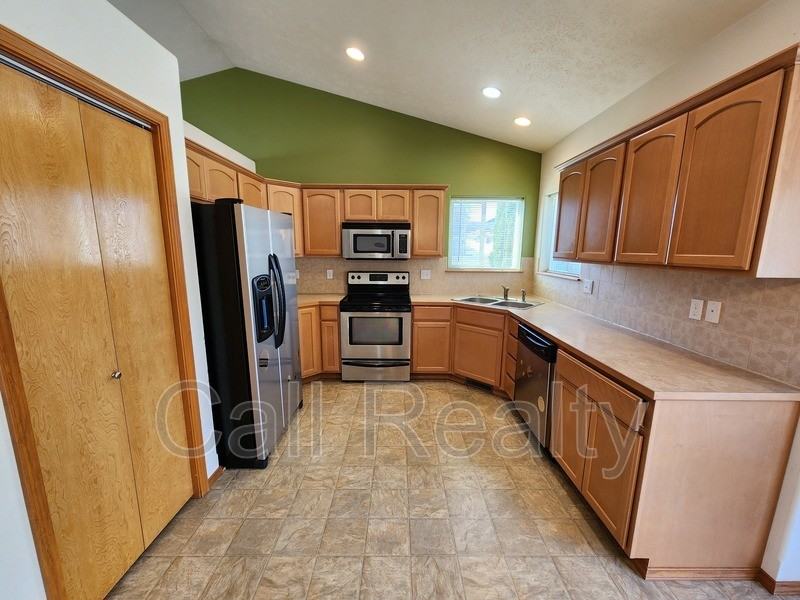 916 S Rees Ln - Photo 6 of 21