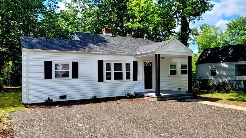 942 Halsey Ln - Photo 2 of 13