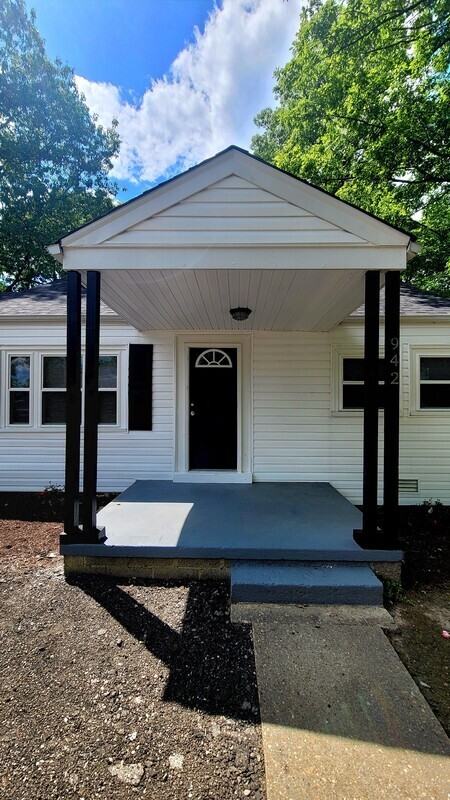 942 Halsey Ln - Photo 4 of 13