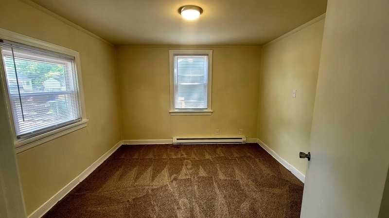 942 Halsey Ln - Photo 5 of 13