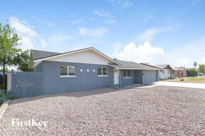 1028 W 12th St - Photo 2 of 15