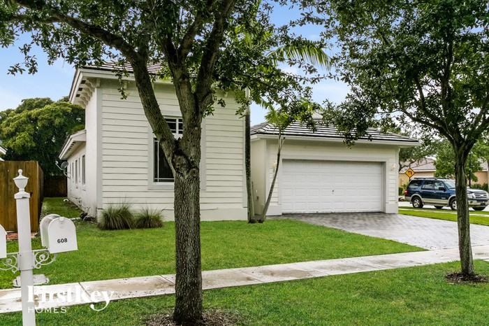 608 Se 31st Ave - Photo 3 of 15