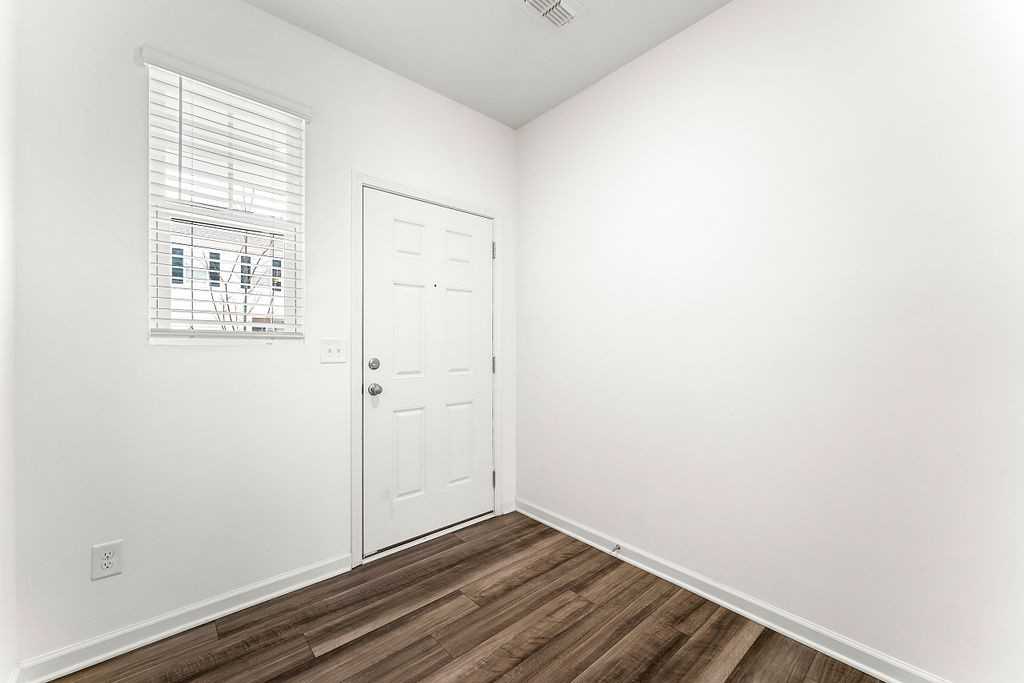 1520 Vernon Blvd #1 - Photo 2 of 18