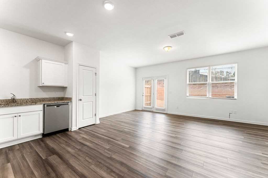 1520 Vernon Blvd #1 - Photo 3 of 18