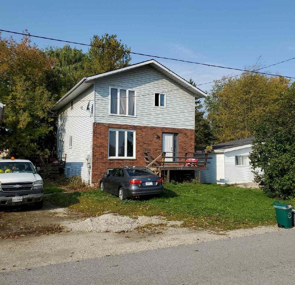 198 Sutherland St N #1LOWER - Photo 3 of 5