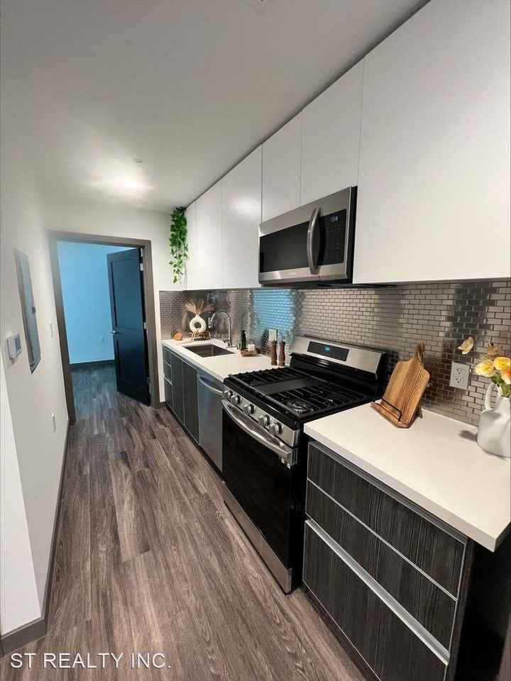 Brand New Building featuring 1 & 2 bedroom Flats & Townhomes! - Photo 3 of 10