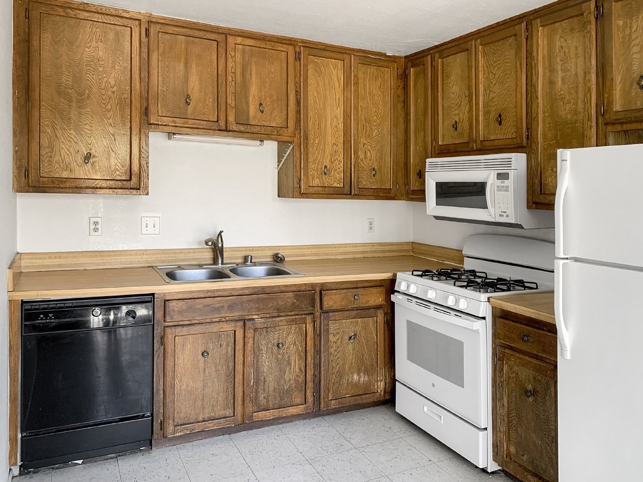 201 N Alvord St #B - Photo 3 of 10