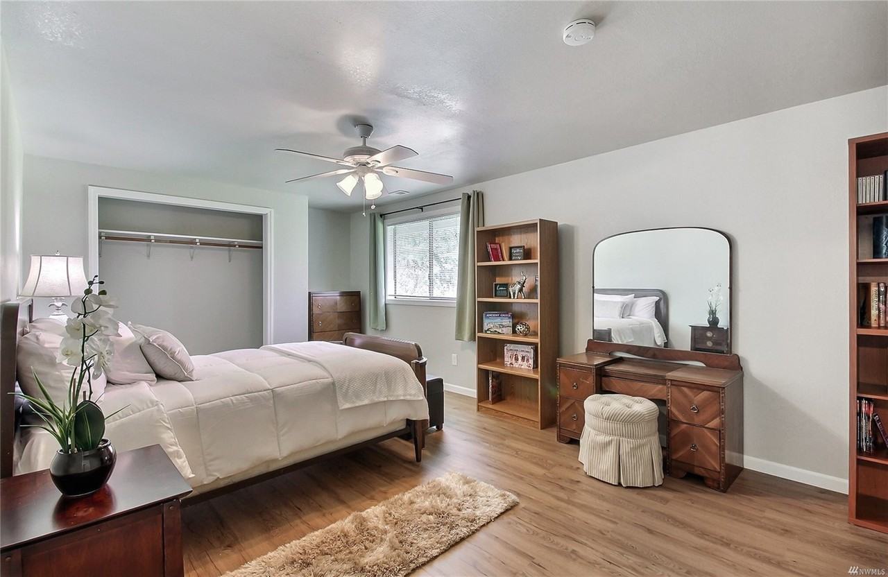 Expansive 3 level private gated home sits on +/-4.94 acres with a pond and beautiful view of Mount R - Photo 5 of 9