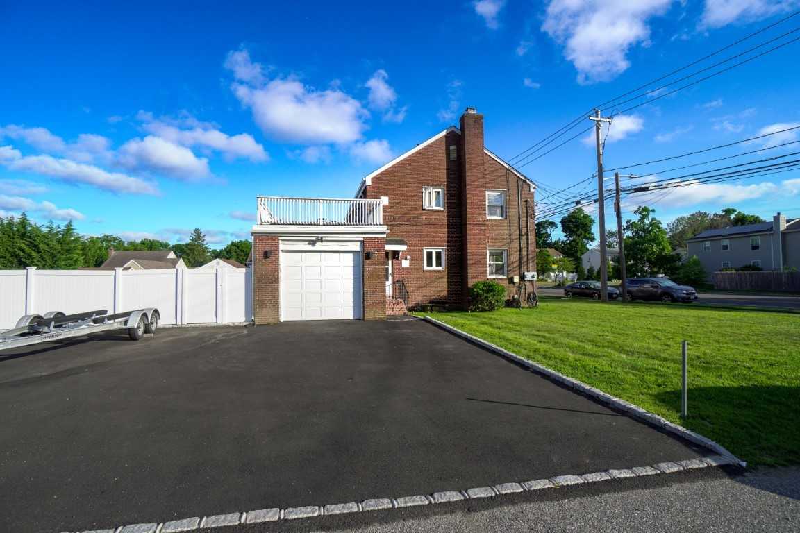 660 Great Neck Rd #1 - Photo 2 of 11
