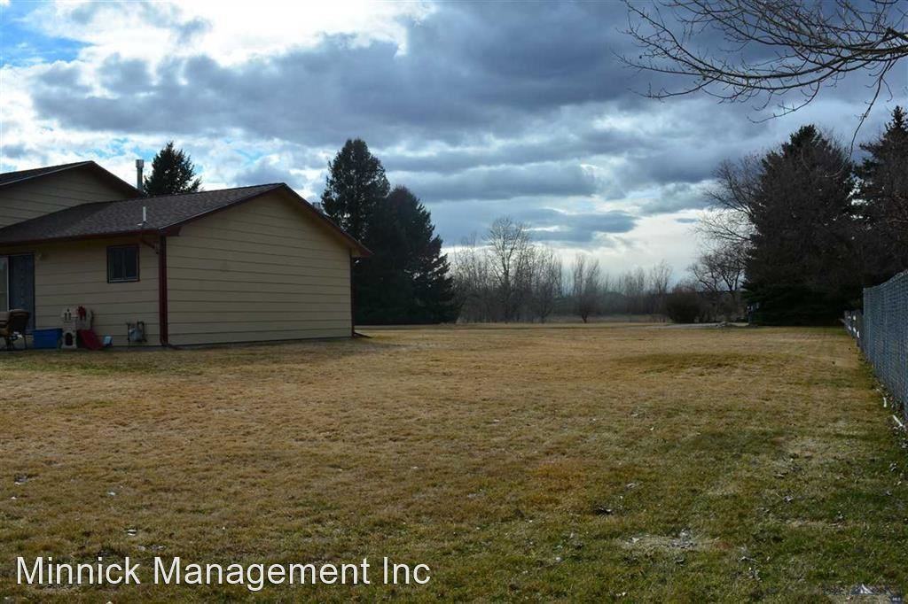 210 Valley Dr - Photo 3 of 22