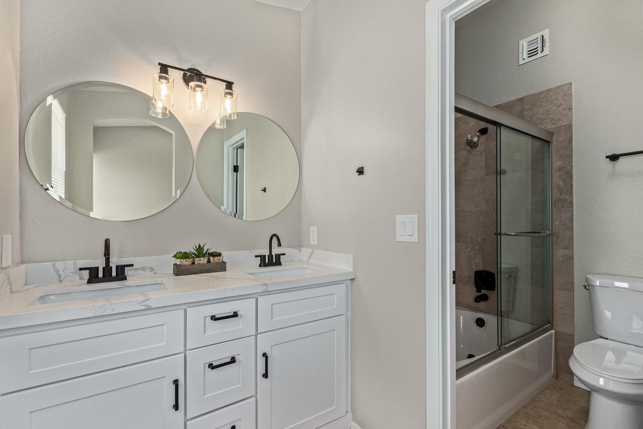 W Cypress St - Photo 2 of 10