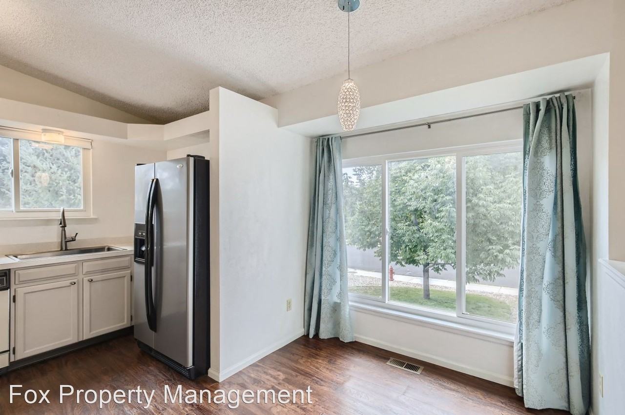 459 Lois Dr - Photo 3 of 25