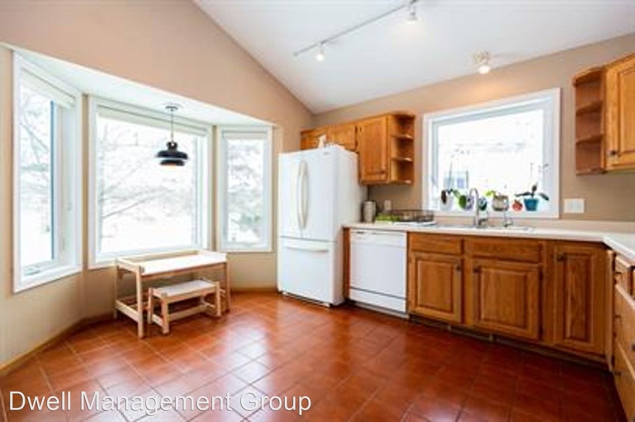 810 Bristol Ln Ne - Photo 2 of 15