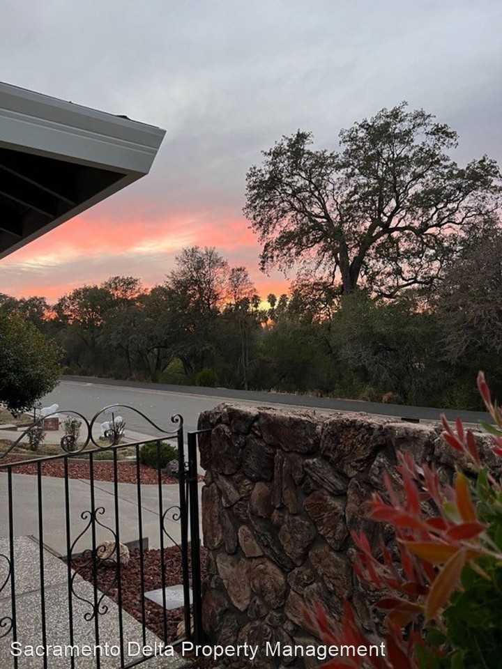 1111 Marlin Dr - Photo 3 of 33